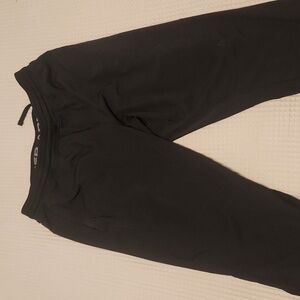 Under Armour Capri style black pants